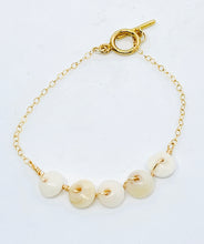 Load image into Gallery viewer, Dainty Puka Shell Bracelet